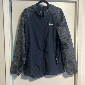 NWT: Nike men’s hooded  zip up windbreaker with reflective, print men’s size L